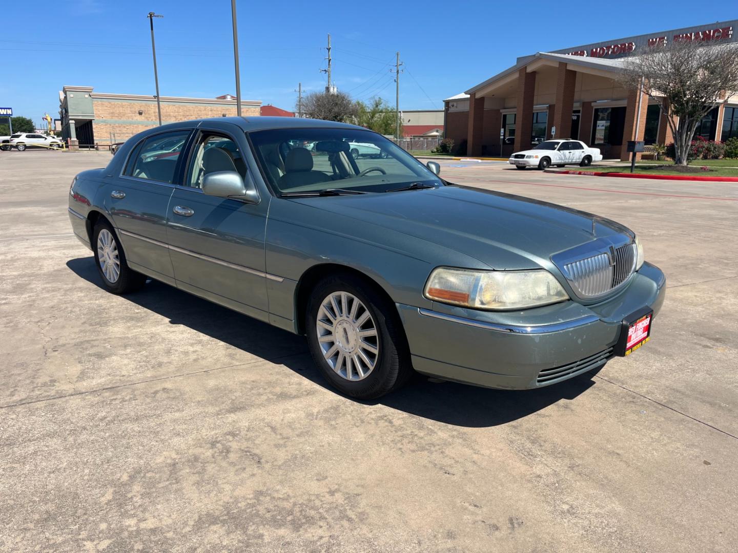 2004 green /TAN Lincoln Town Car Signature (1LNHM81W84Y) with an 4.6L V8 SOHC 16V engine, 4-Speed Automatic Overdrive transmission, located at 14700 Tomball Parkway 249, Houston, TX, 77086, (281) 444-2200, 29.928619, -95.504074 - Photo#0